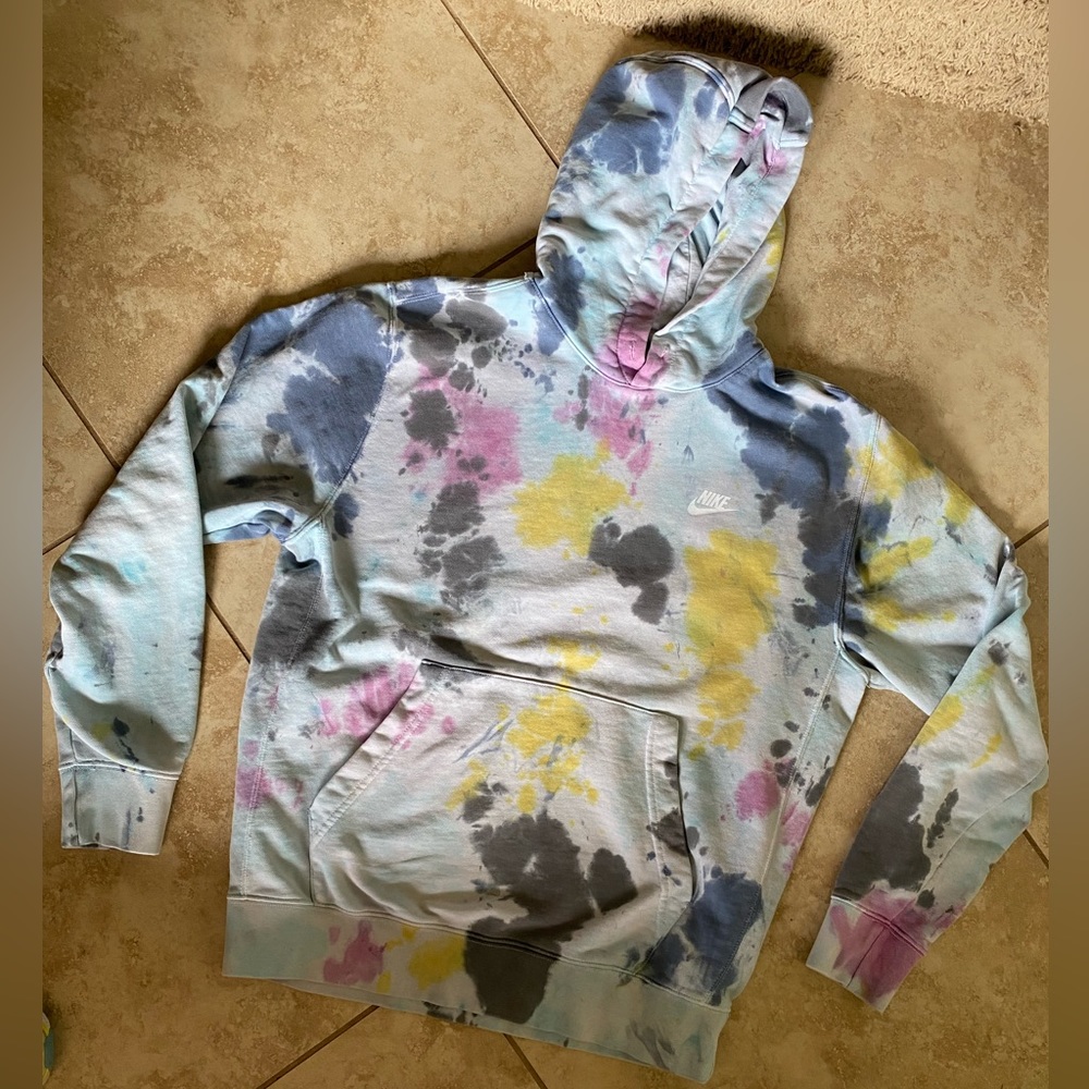 Great condition! Nike tie dye sweatshirt! Size medium.